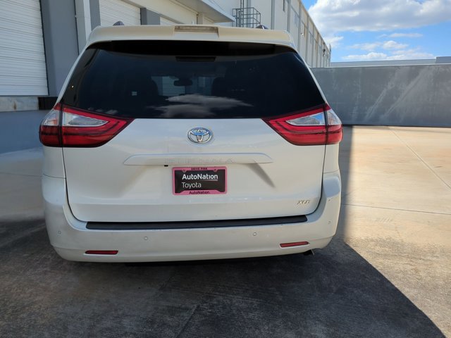 Used 2018 Toyota Sienna XLE Premium image 5