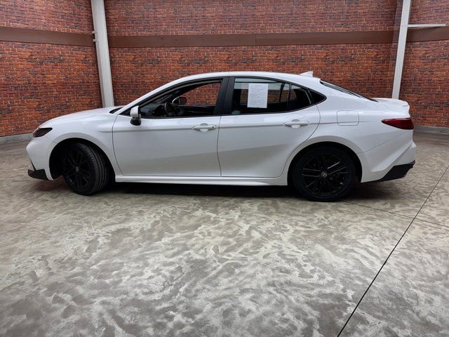 Used 2025 Toyota Camry SE image 2