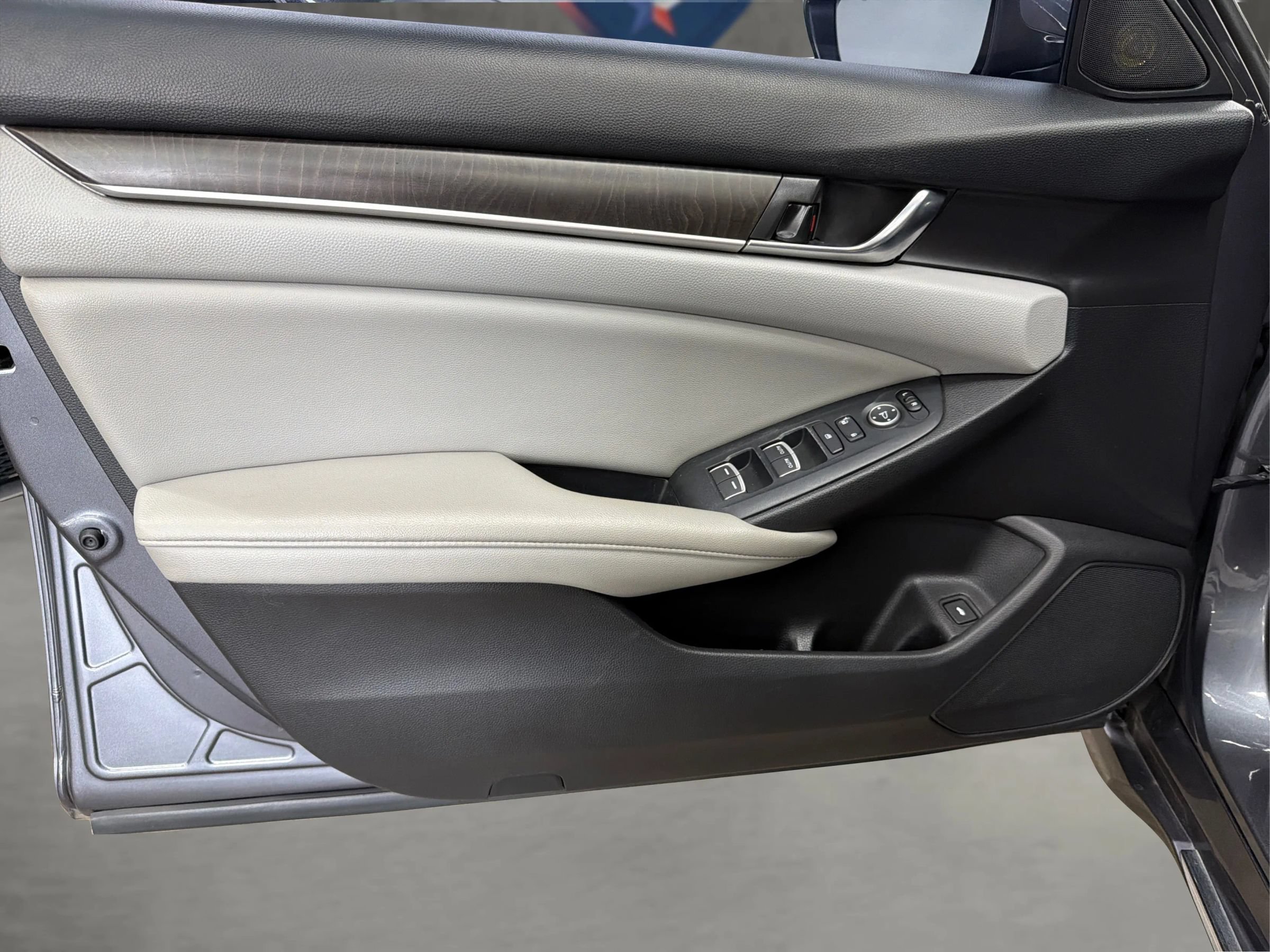 Used 2020 Honda Accord EX image 32