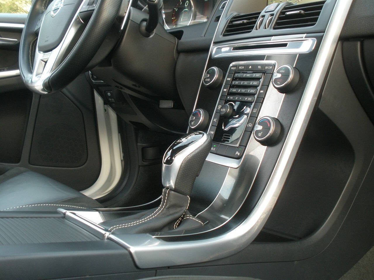 Used 2015 Volvo XC60 T6 R-Design Platinum AWD/4WD image 37