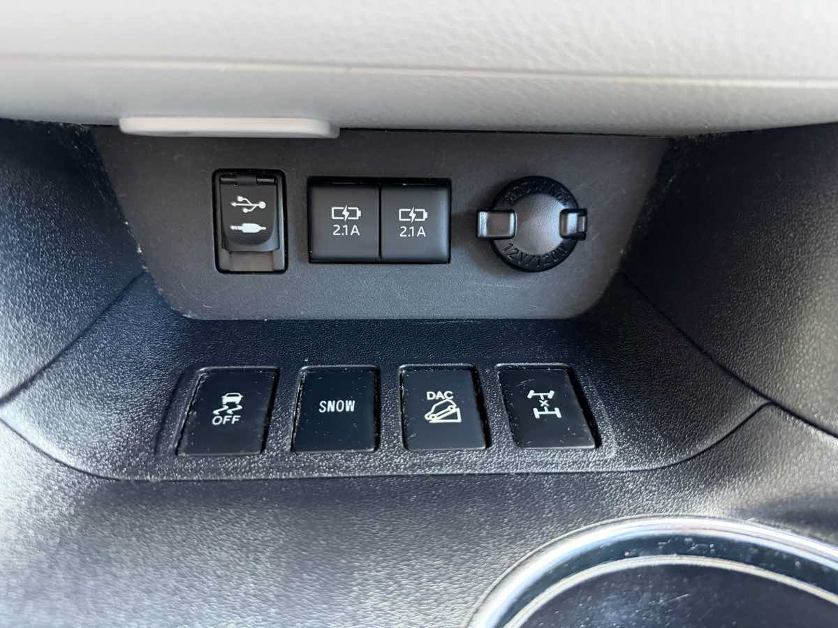 Used 2017 Toyota Highlander LE AWD/4WD image 20