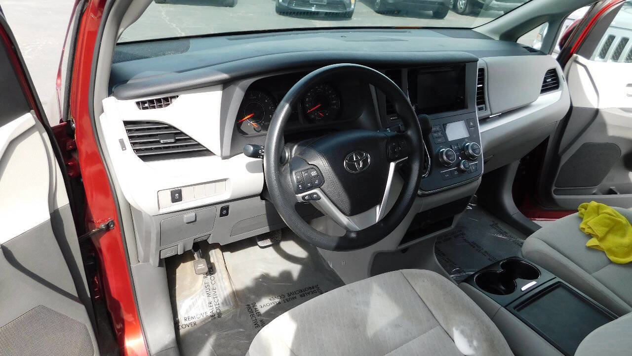Used 2017 Toyota Sienna LE image 33