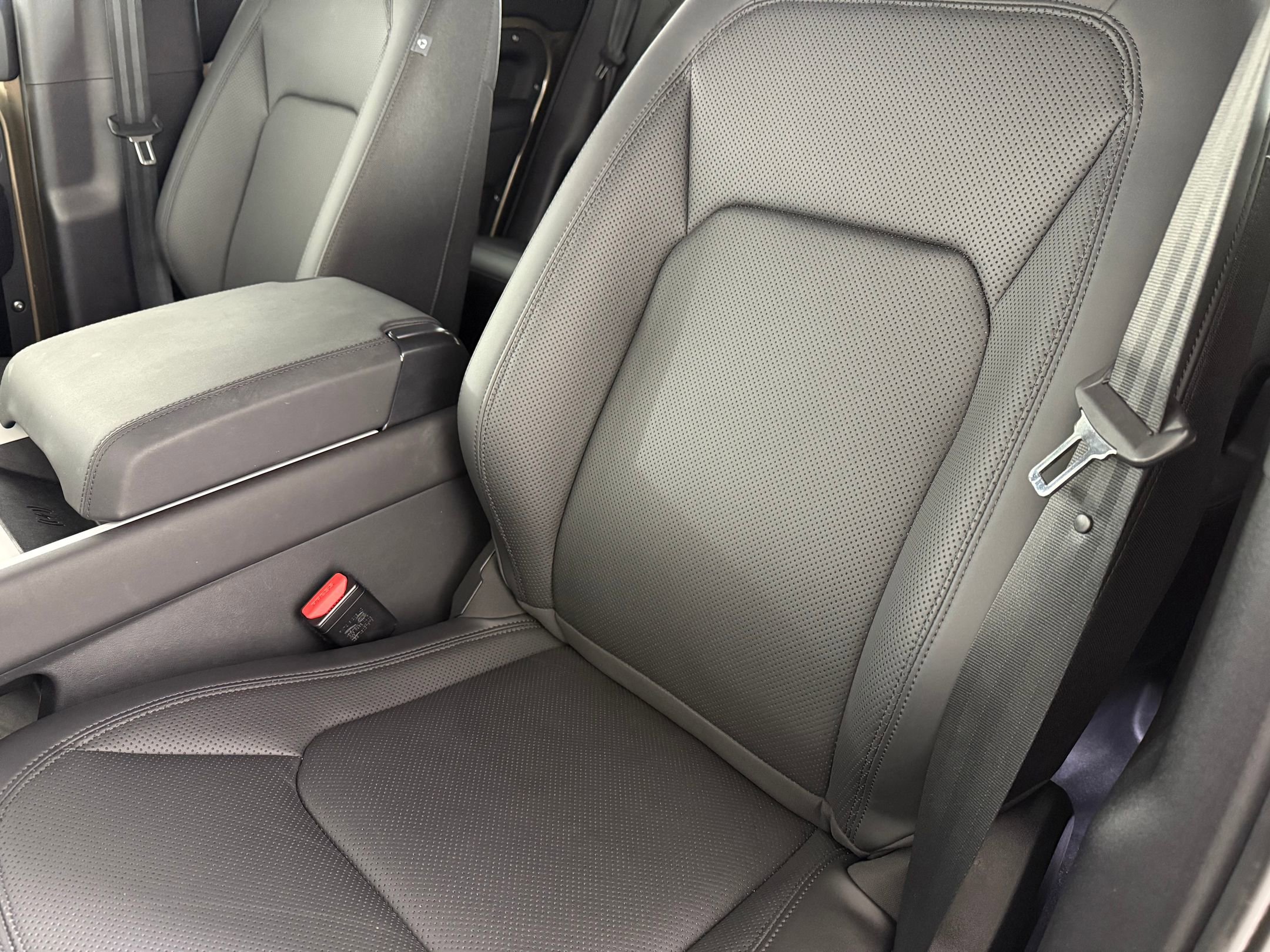 Used 2025 Land Rover Defender 110 S image 17