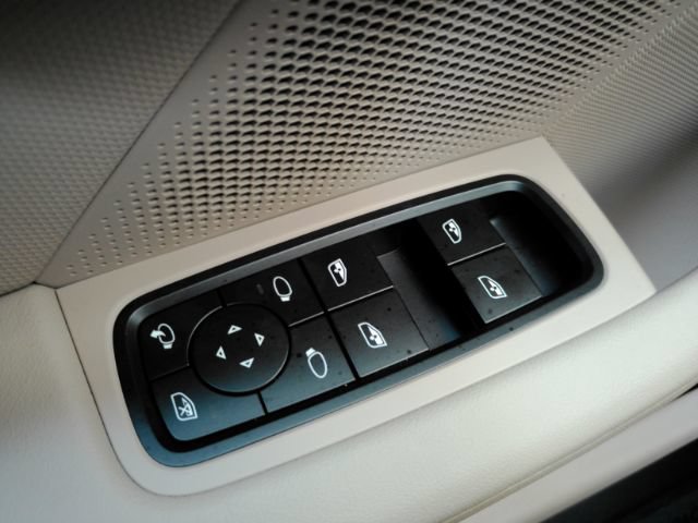 Used 2022 Porsche Taycan RWD image 32