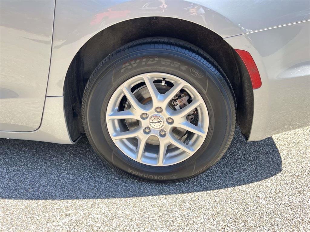 Used 2024 Chrysler Pacifica Touring-L image 9