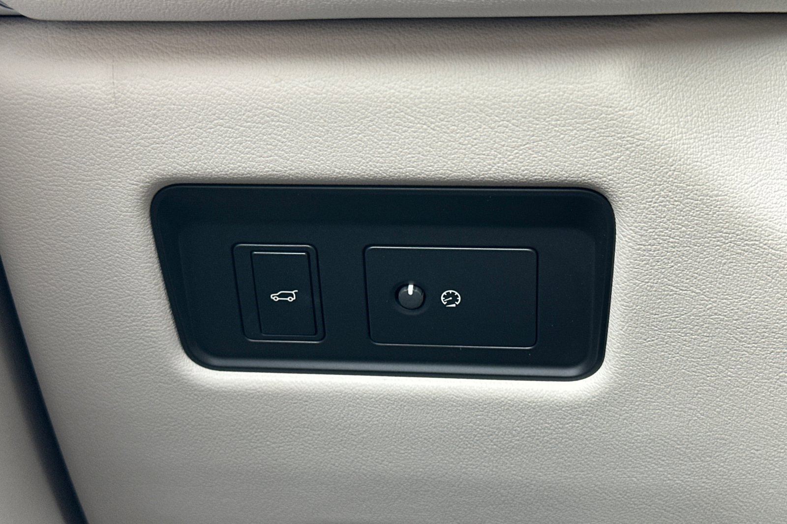 Used 2025 Jaguar F-PACE R-Dynamic S image 32