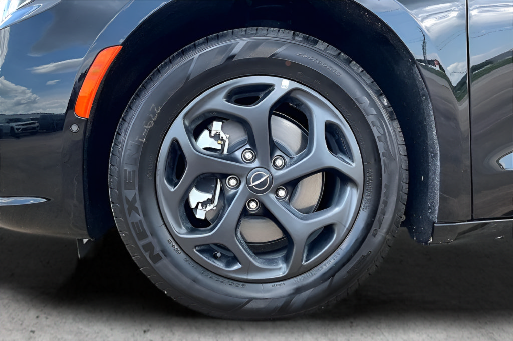 New 2025 Chrysler Pacifica Premium FWD image 16