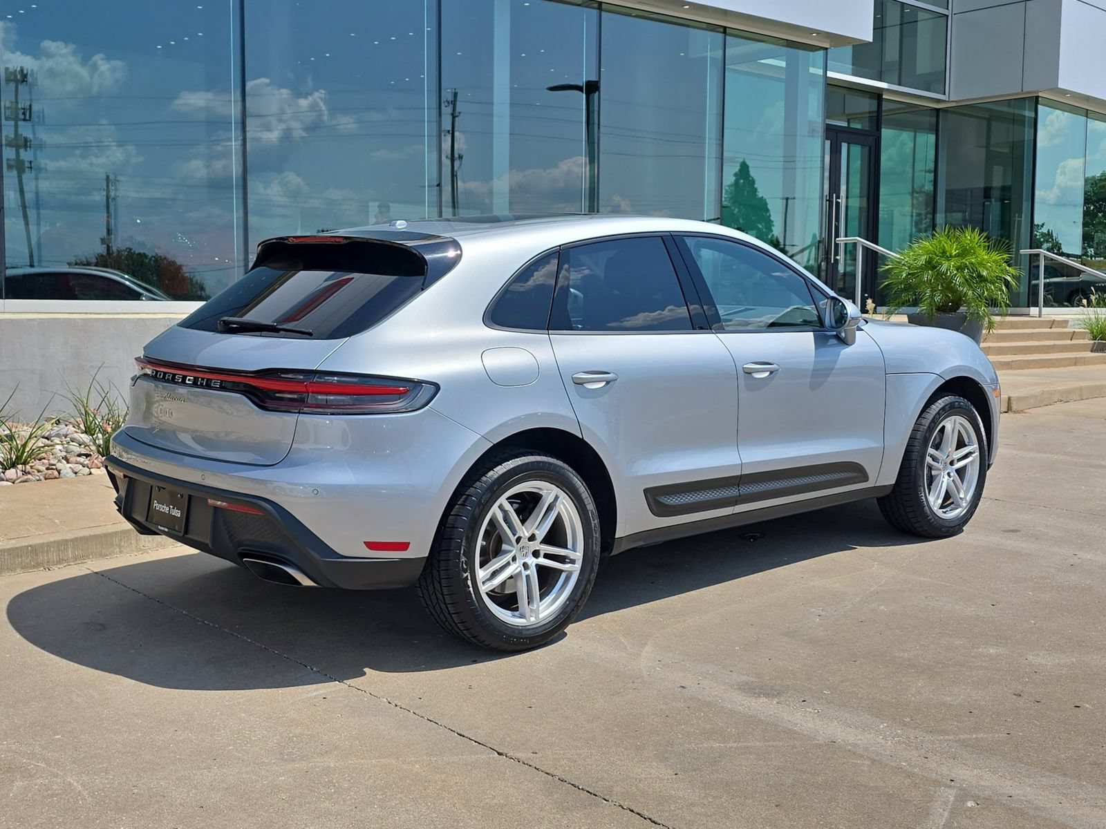 Used 2024 Porsche Macan AWD/4WD image 7
