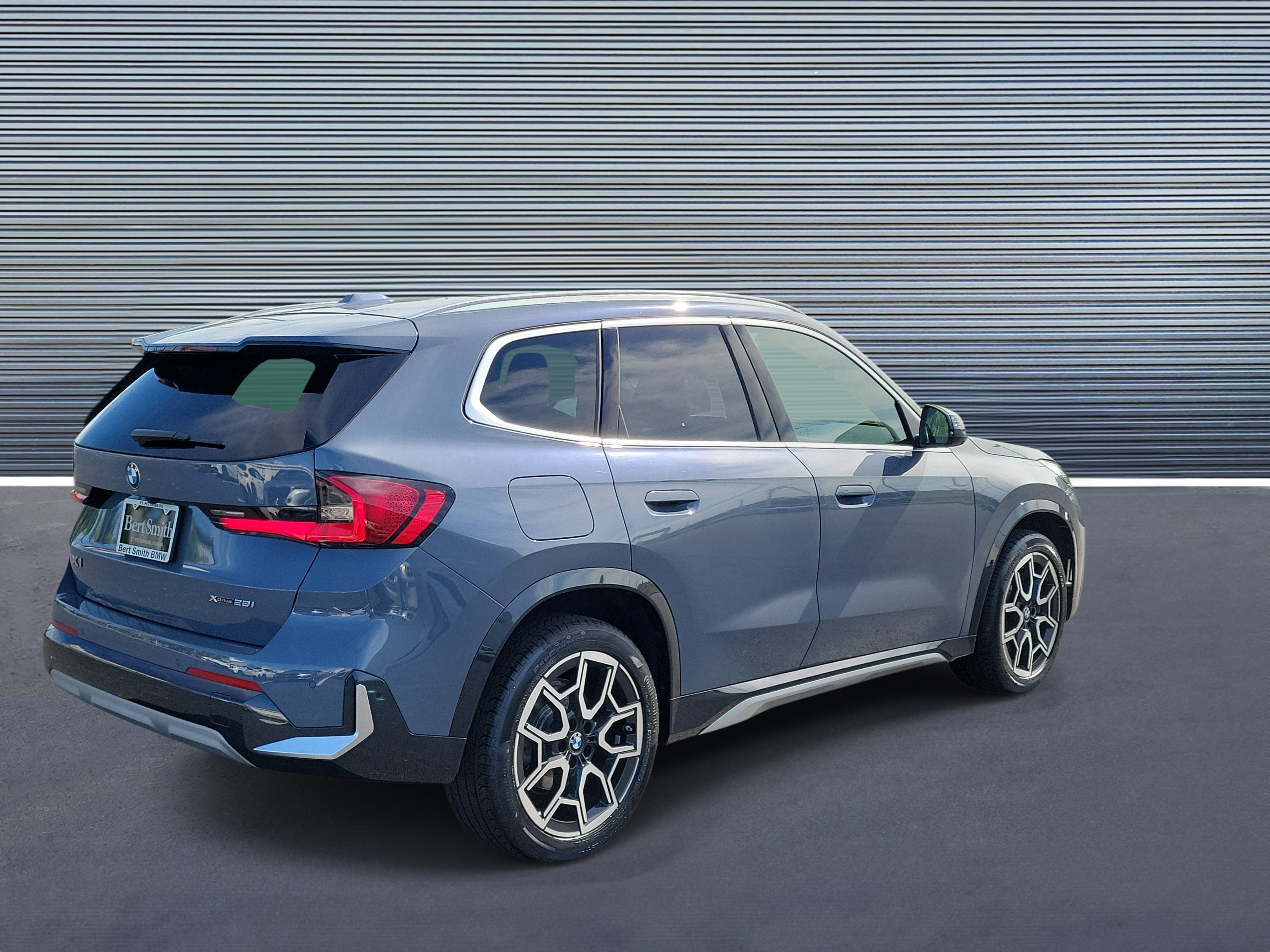 Used 2025 BMW X1 xDrive28i AWD/4WD image 3