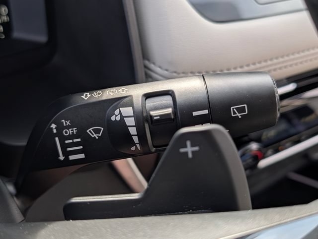 Used 2025 Nissan Rogue SL AWD/4WD image 30