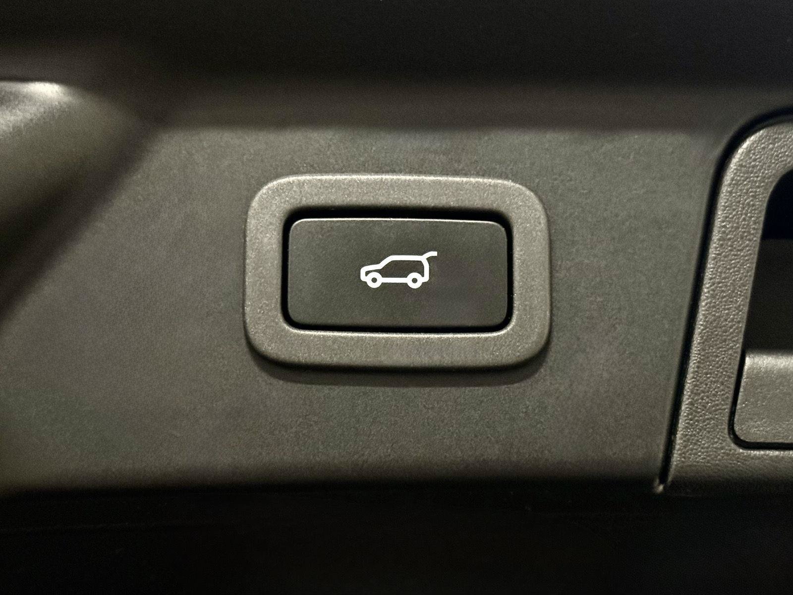 Used 2018 Land Rover Range Rover Velar S AWD/4WD image 36