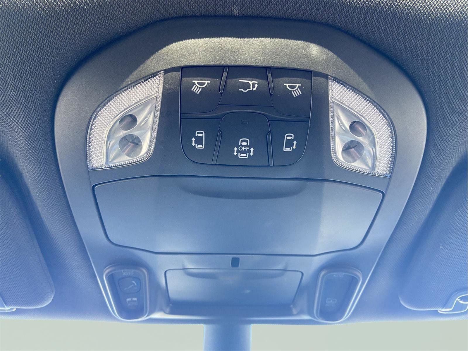 Used 2025 Chrysler Pacifica Limited image 73