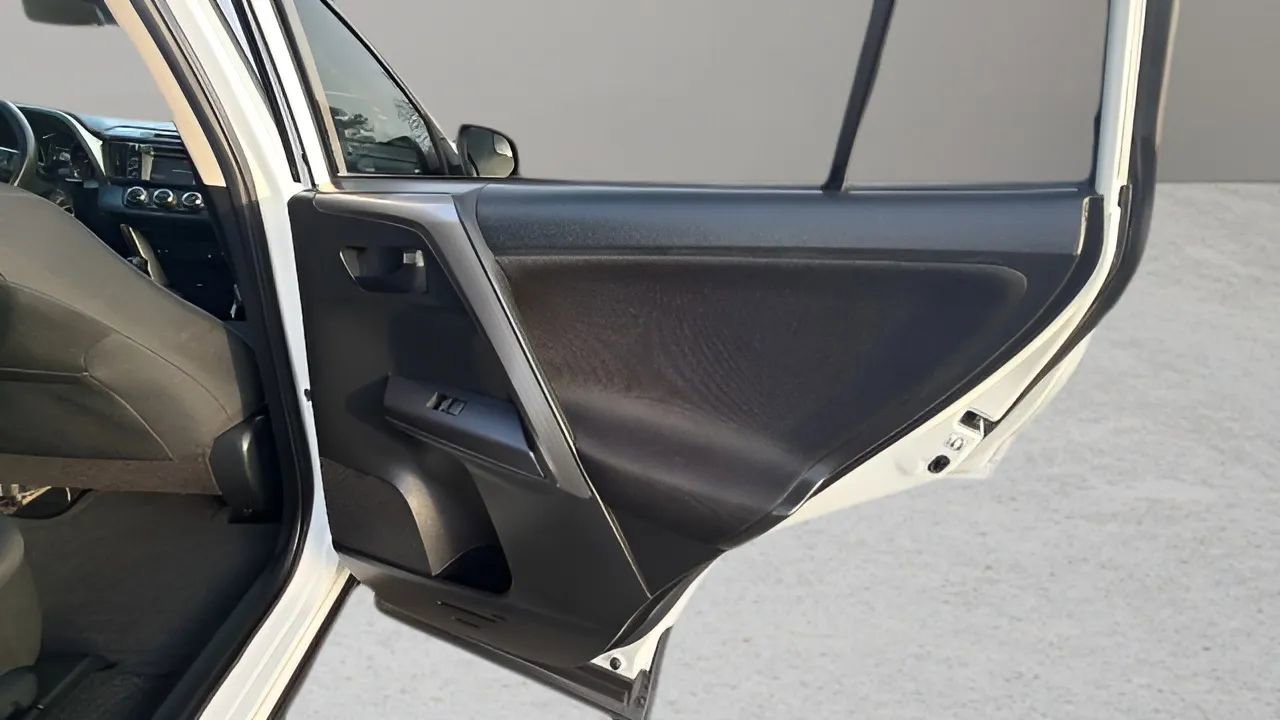 Used 2018 Toyota RAV4 LE image 14