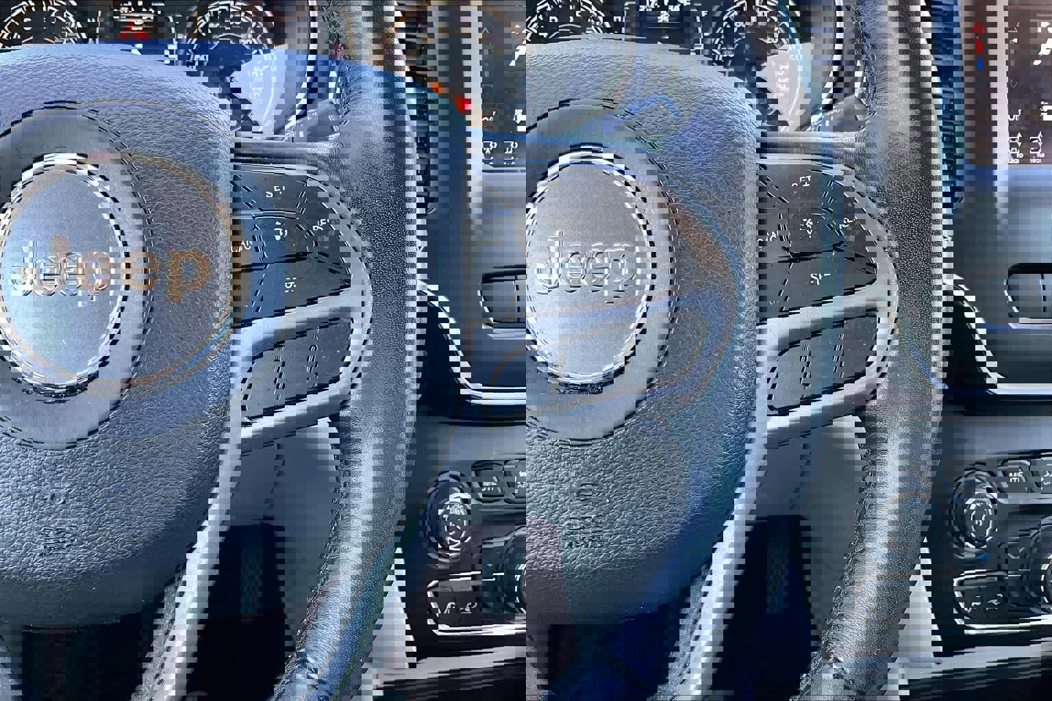 Used 2021 Jeep Cherokee Latitude Lux w/ Mopar Interior Package image 24