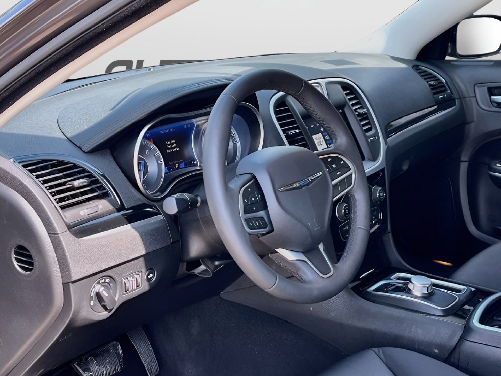 Used 2023 Chrysler 300 Touring RWD image 9