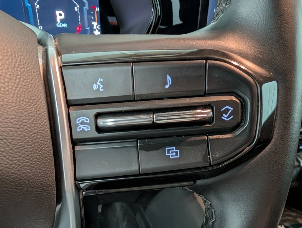 Used 2024 Chevrolet Colorado LT w/ LT Convenience Package II AWD/4WD image 17