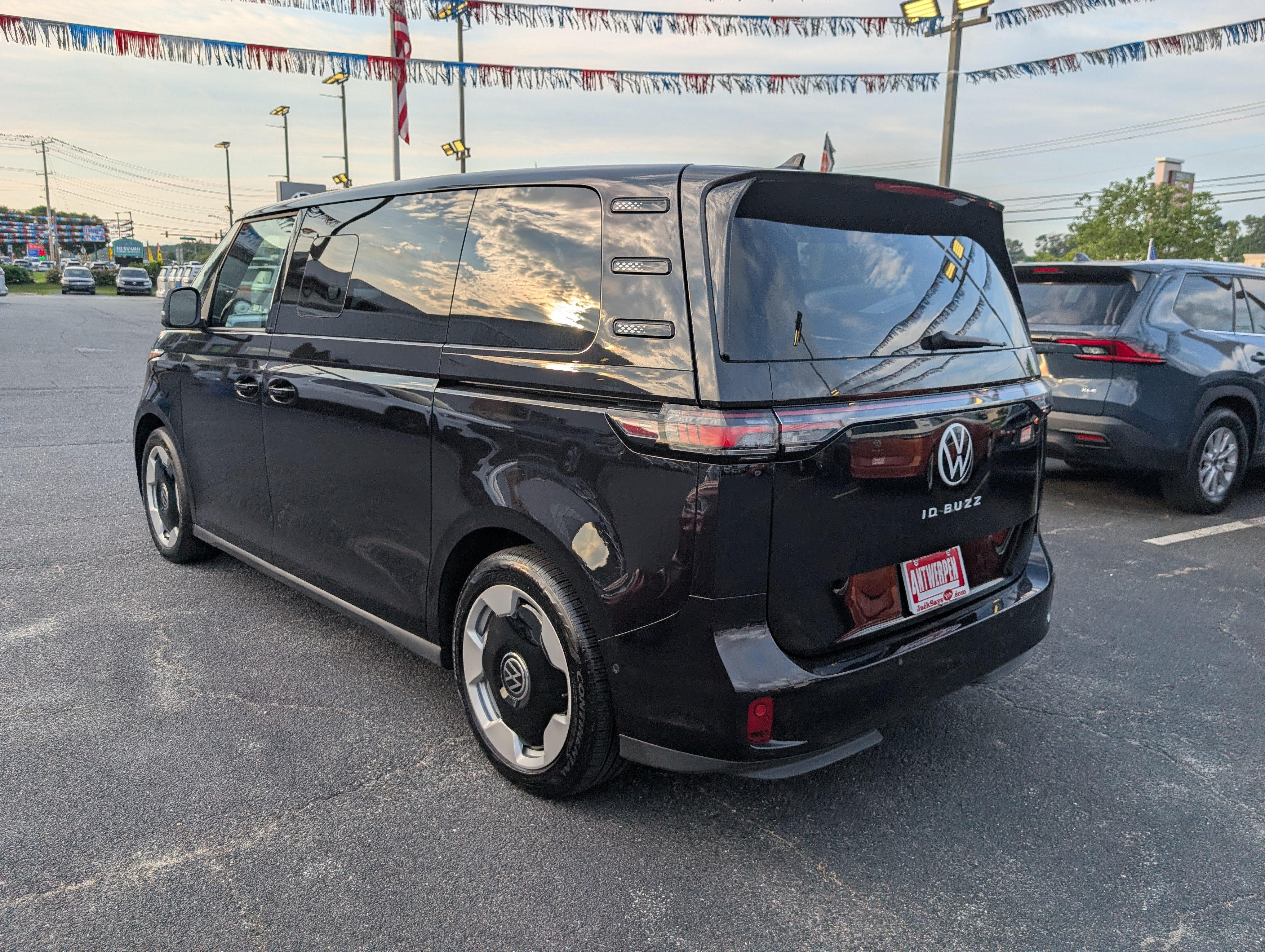 Used 2025 Volkswagen ID. Buzz Pro S Plus RWD image 5