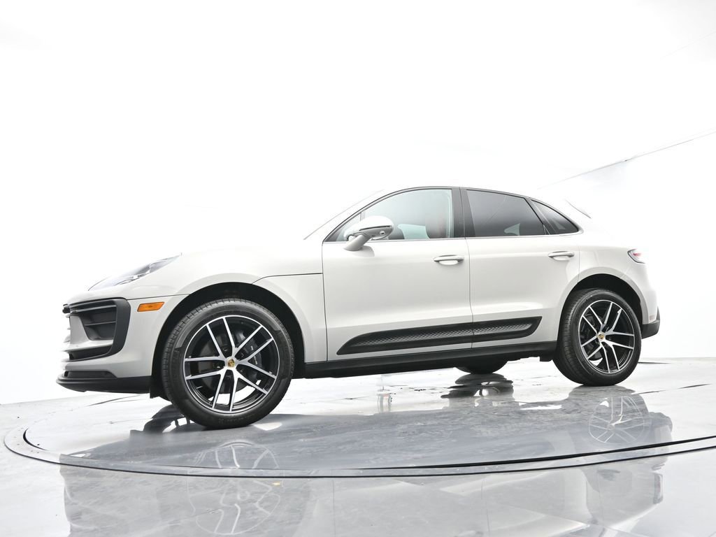 Certified 2025 Porsche Macan AWD/4WD image 44