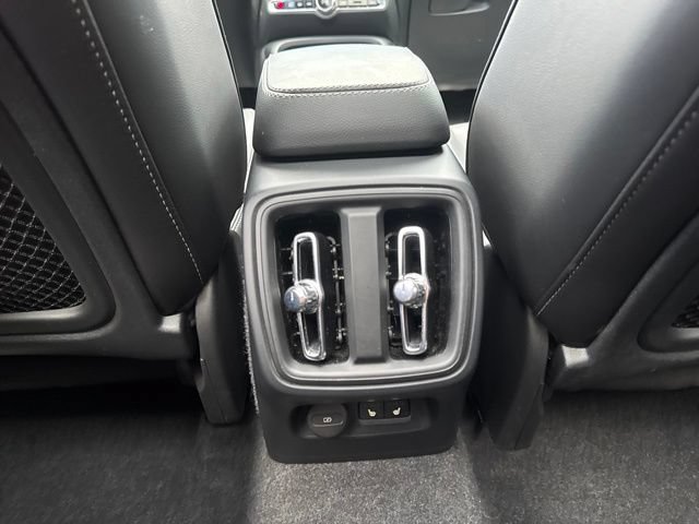 Certified 2025 Volvo XC40 B5 Core AWD/4WD image 15