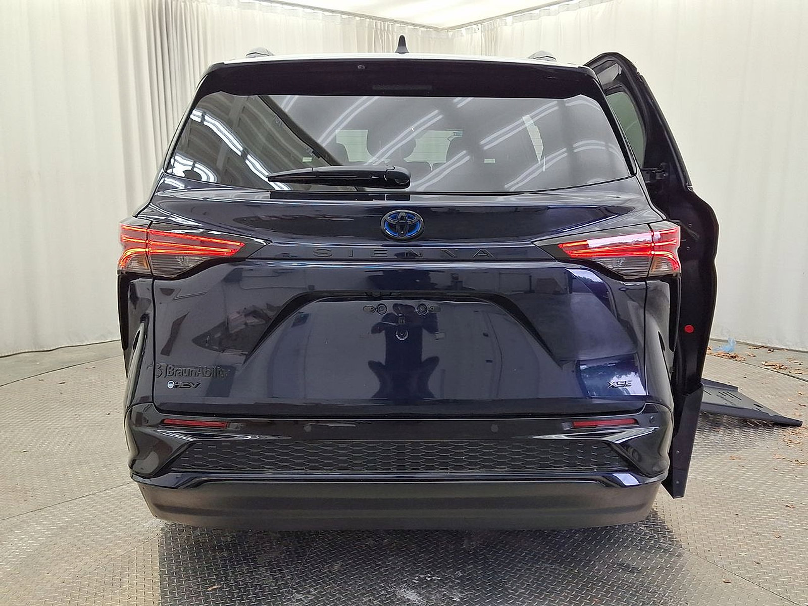 Used 2025 Toyota Sienna XSE image 29