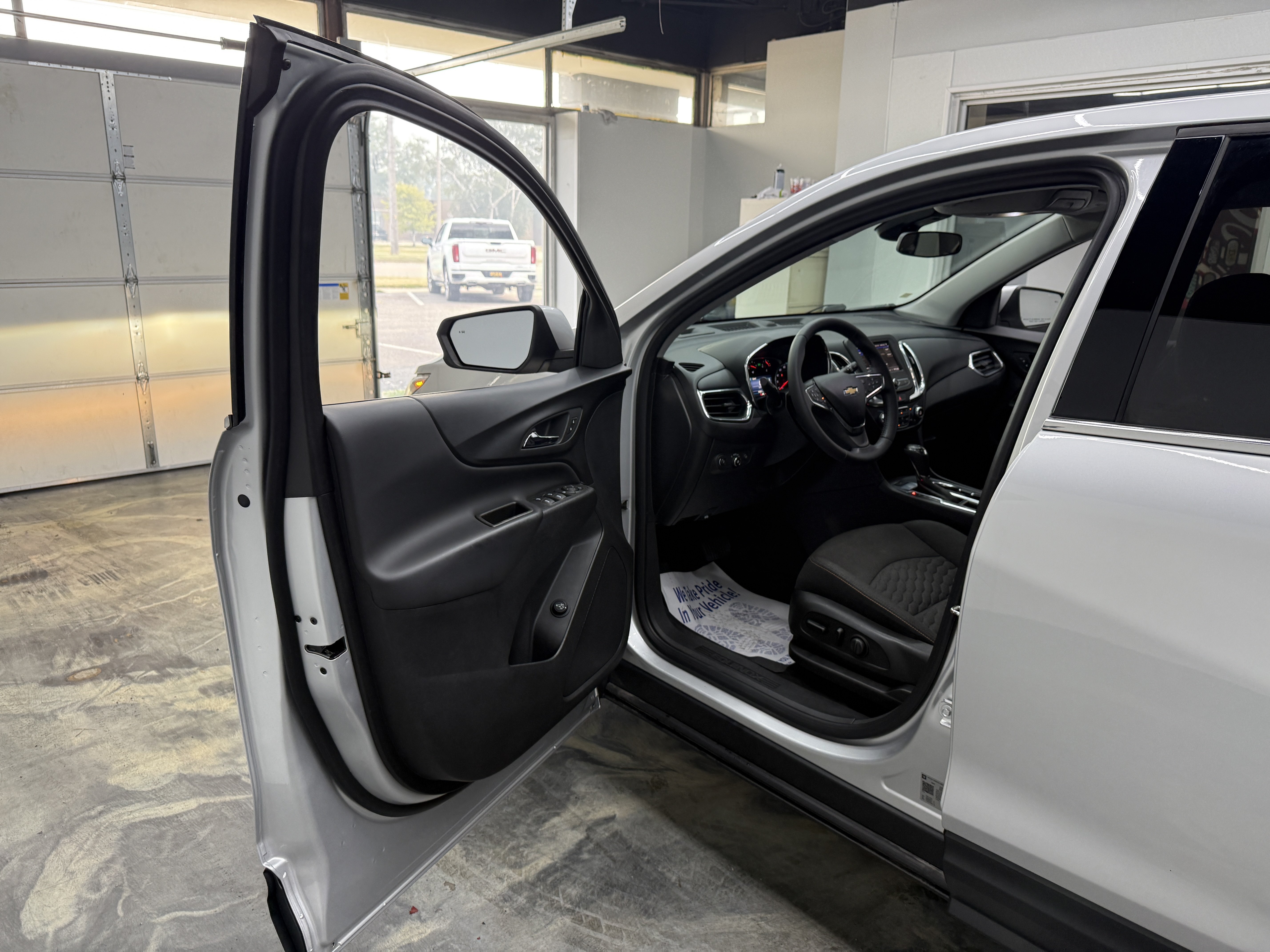 Used 2020 Chevrolet Equinox LT w/ Driver Convenience Package AWD/4WD image 8