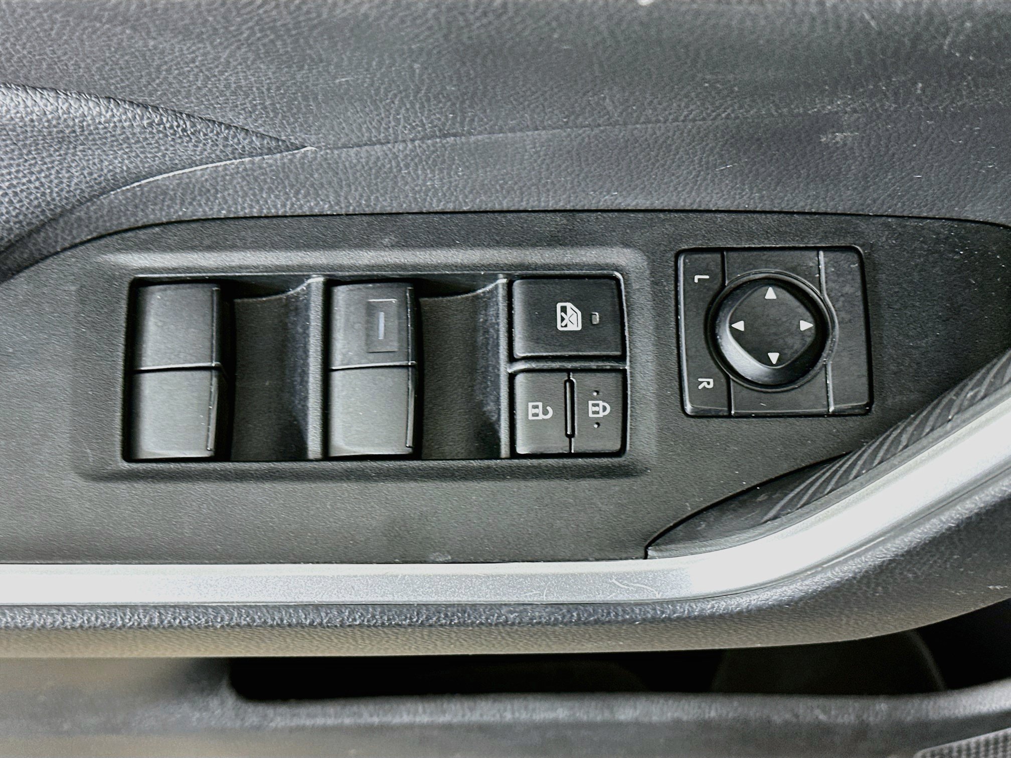 Used 2025 Toyota RAV4 LE AWD/4WD image 15