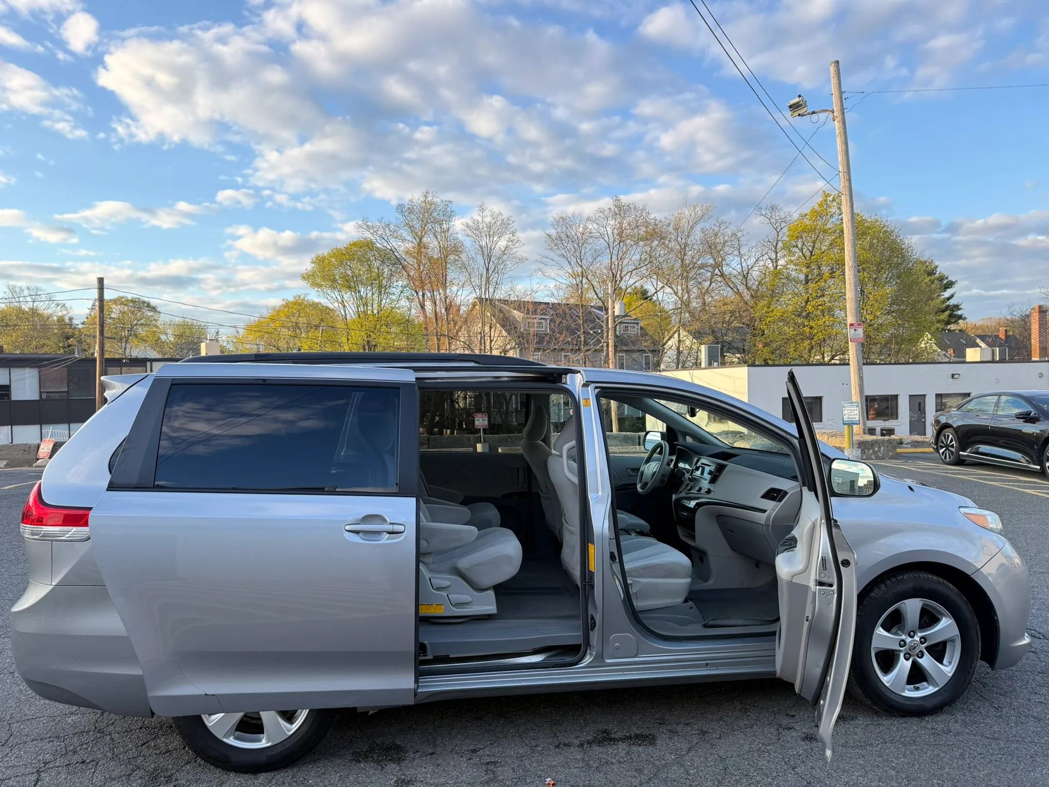 Used 2011 Toyota Sienna LE w/ Towing Pkg FWD image 10