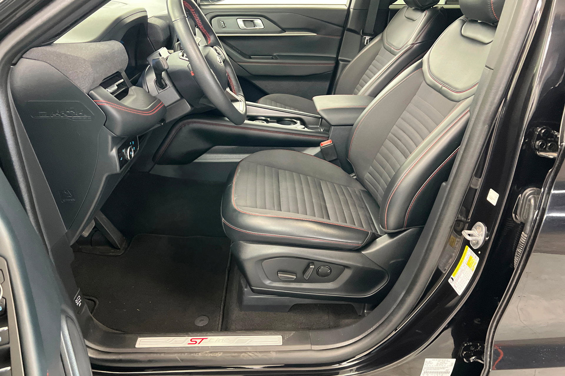 Used 2025 Ford Explorer ST-Line image 18