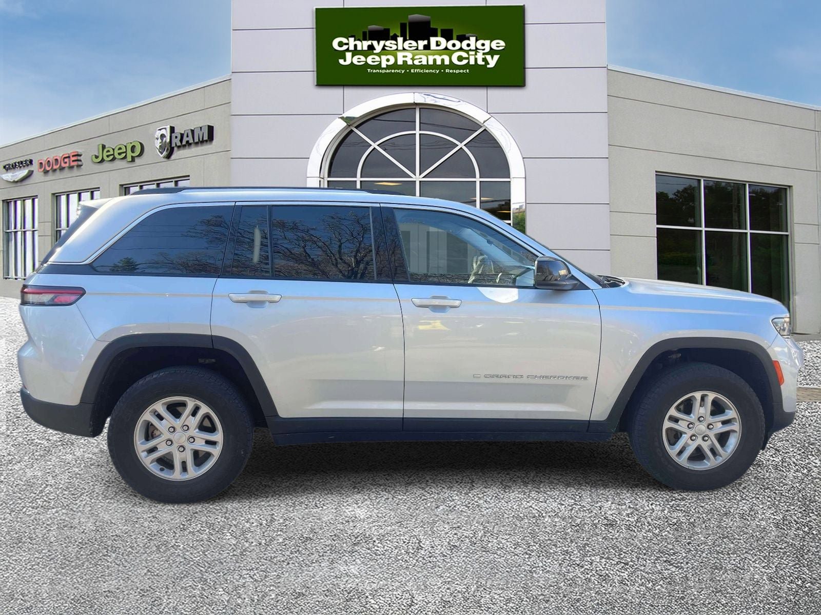 Used 2023 Jeep Grand Cherokee Laredo AWD/4WD image 5