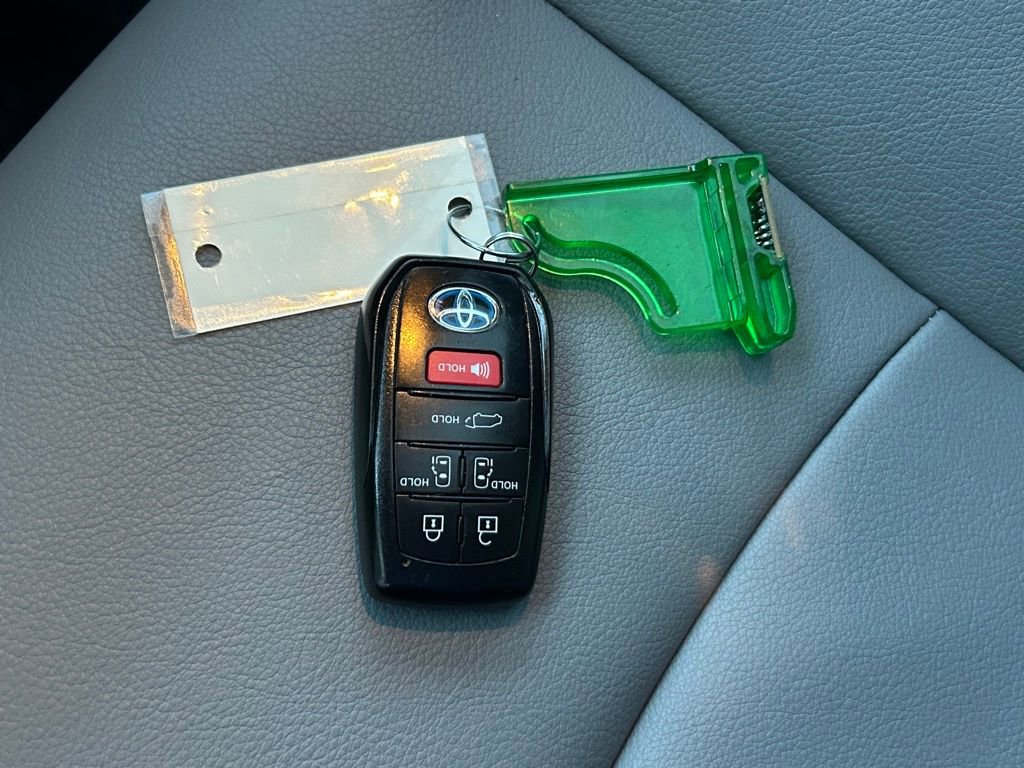 Used 2024 Toyota Sienna XLE image 43