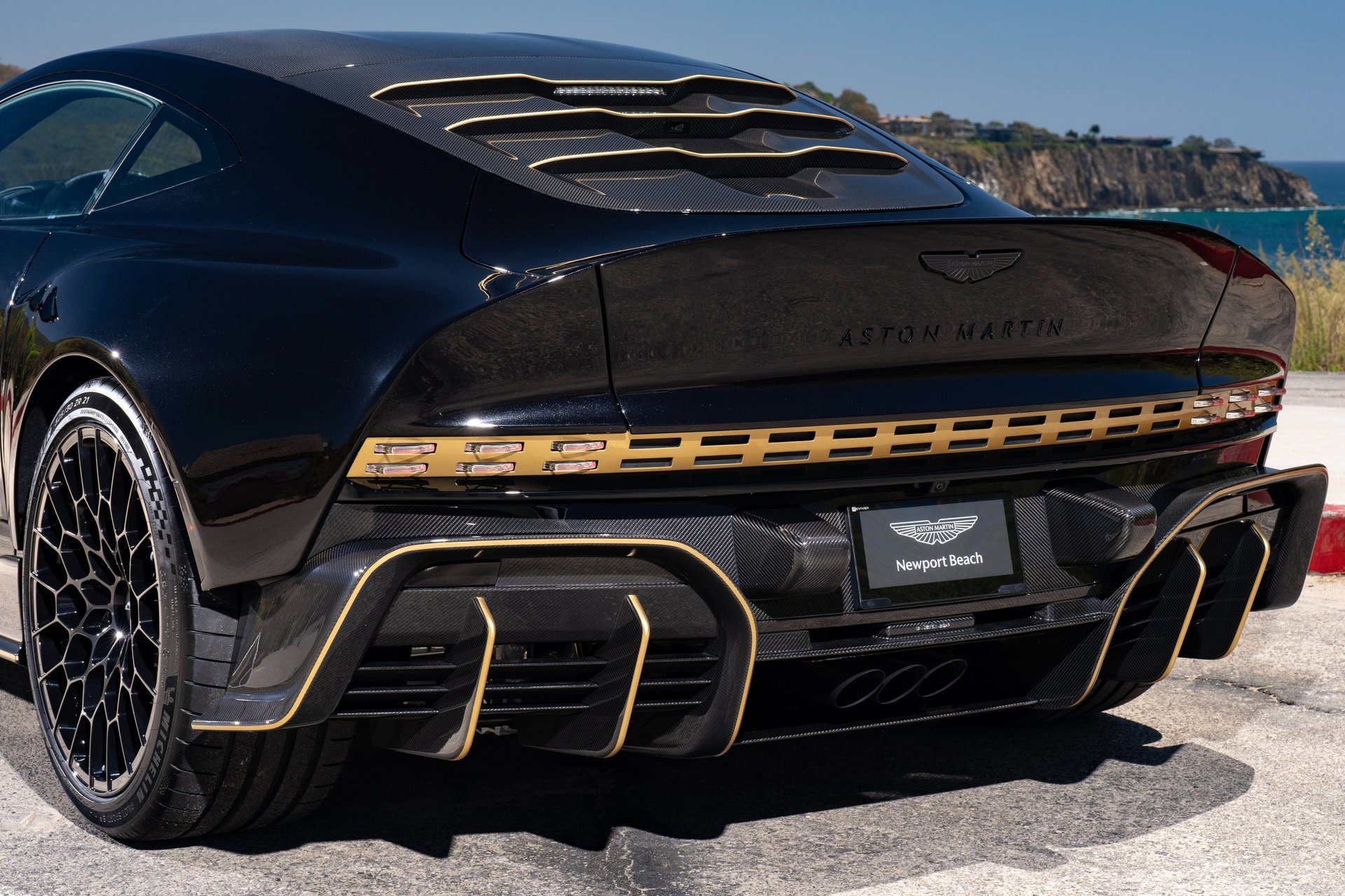 Used 2024 Aston Martin Valour image 30