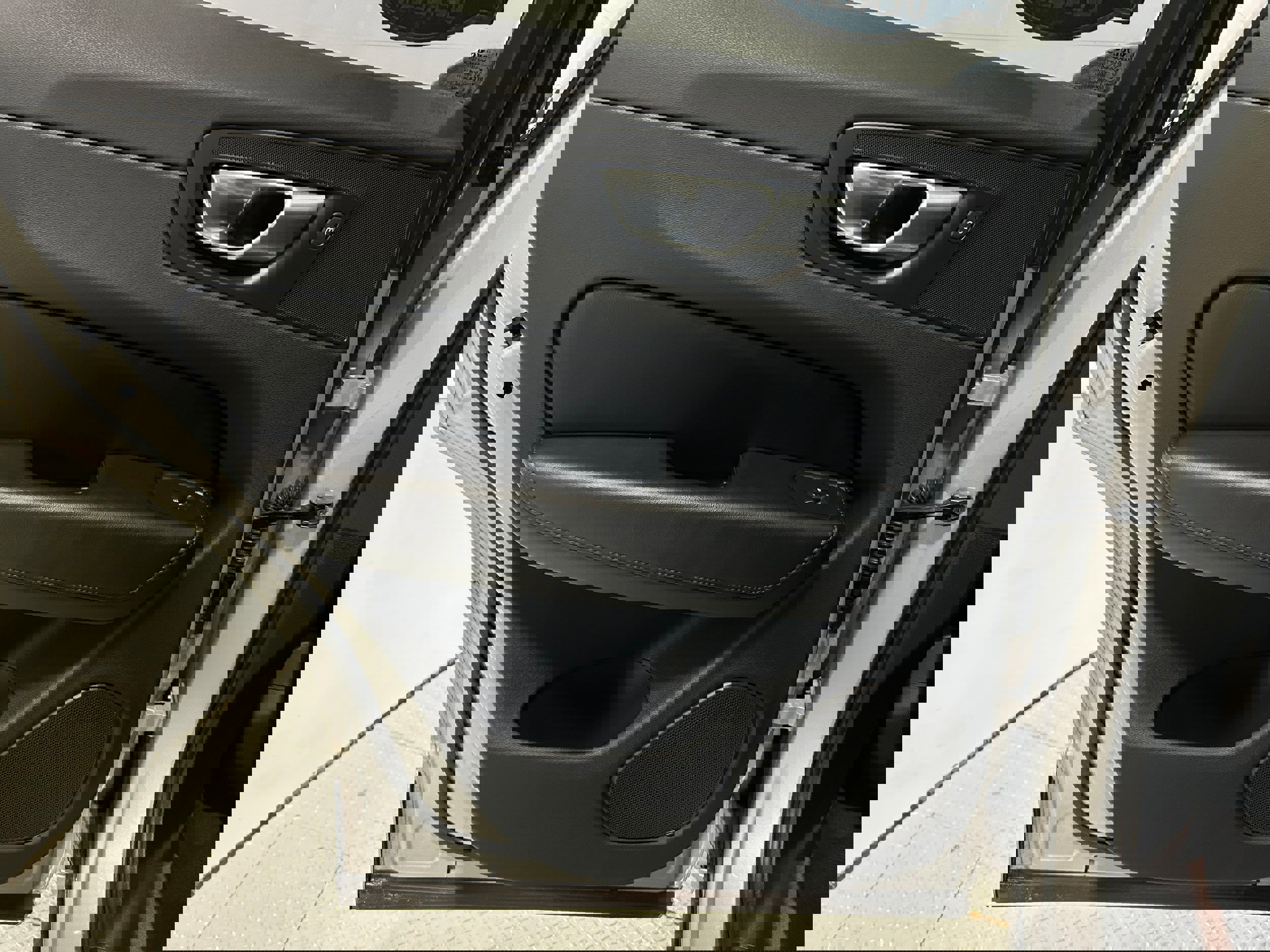 Used 2023 Volvo XC60 B5 Plus image 25