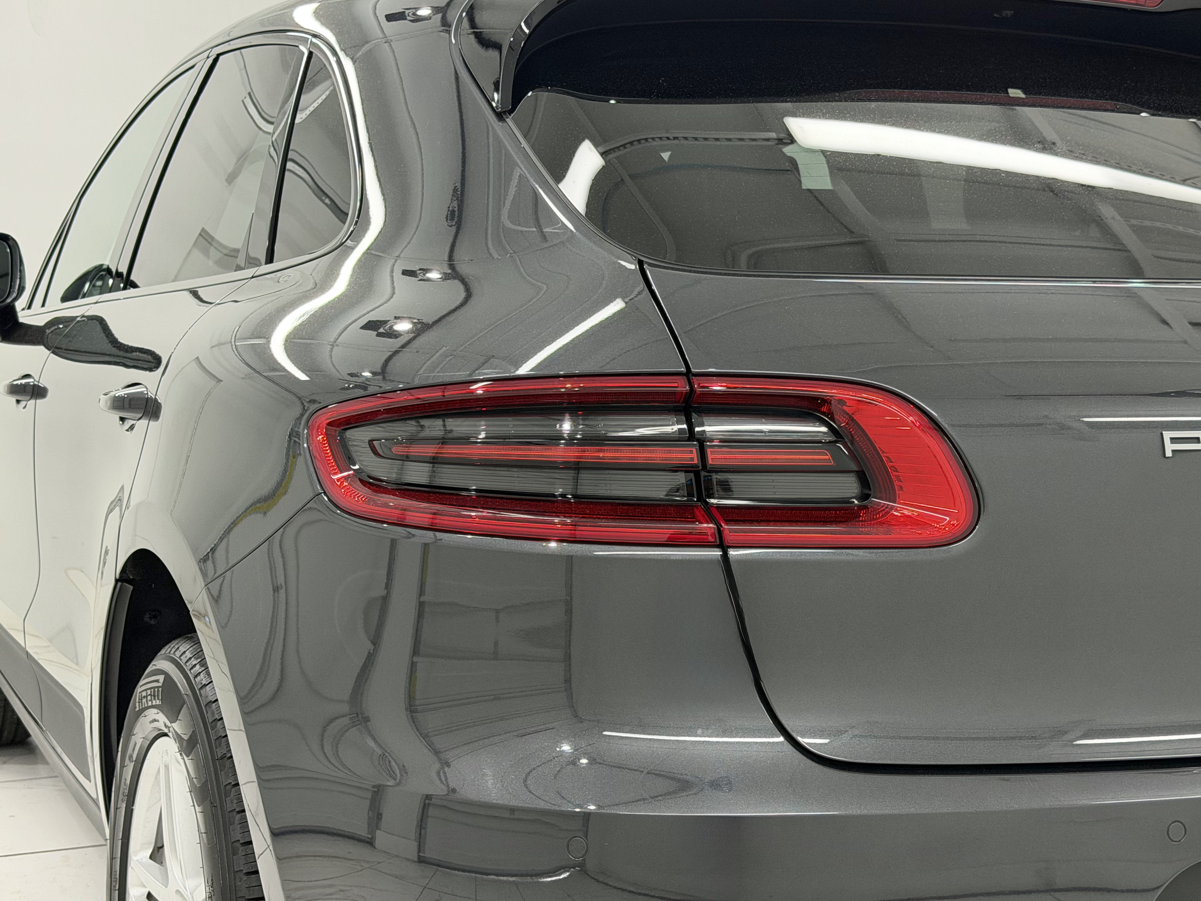 Certified 2018 Porsche Macan AWD/4WD image 18
