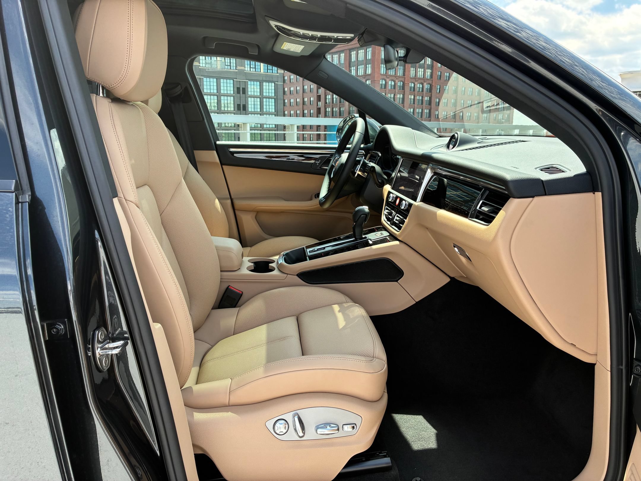 Used 2026 Porsche Macan AWD/4WD image 23