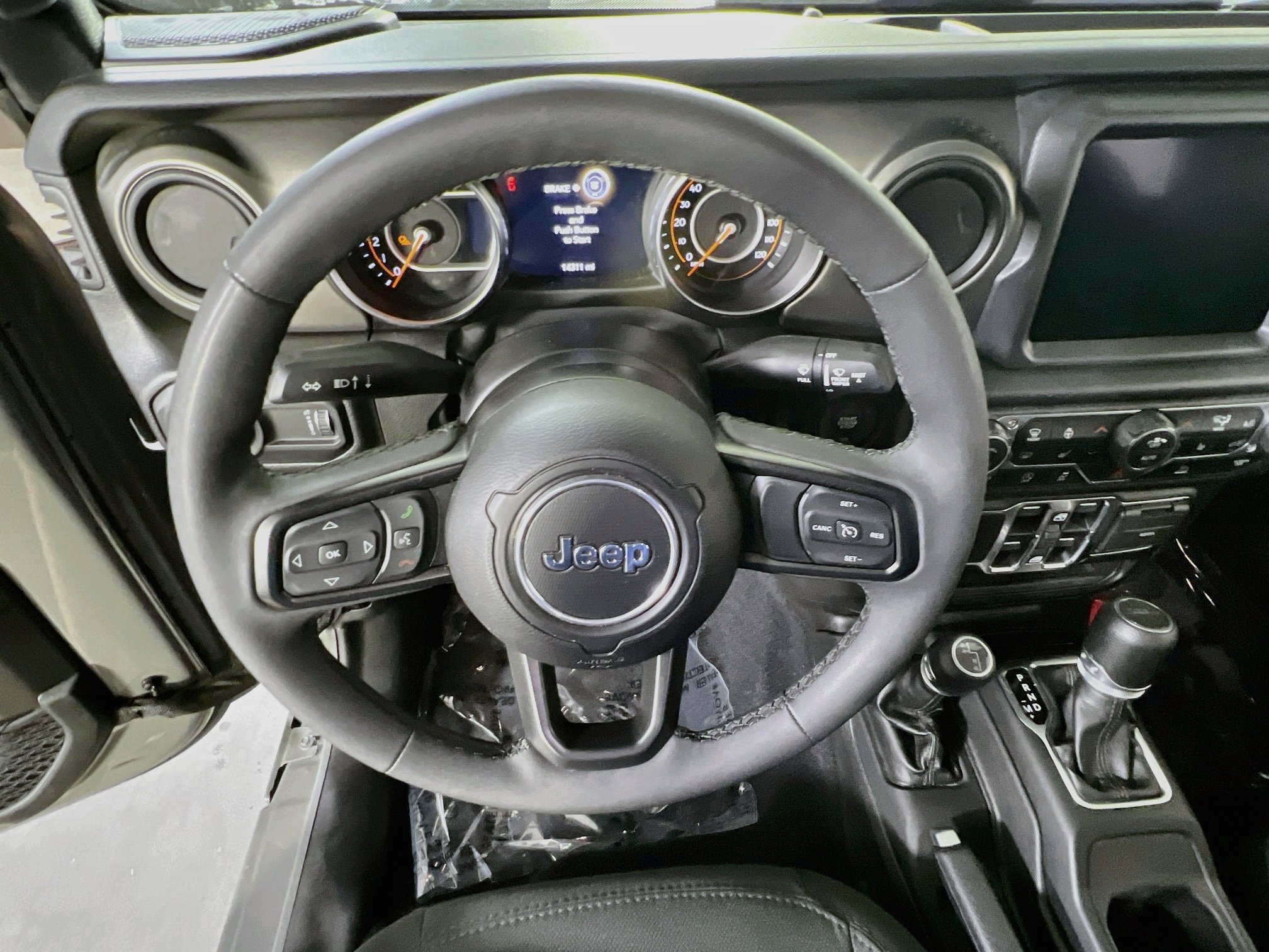 Used 2023 Jeep Gladiator Willys AWD/4WD image 11