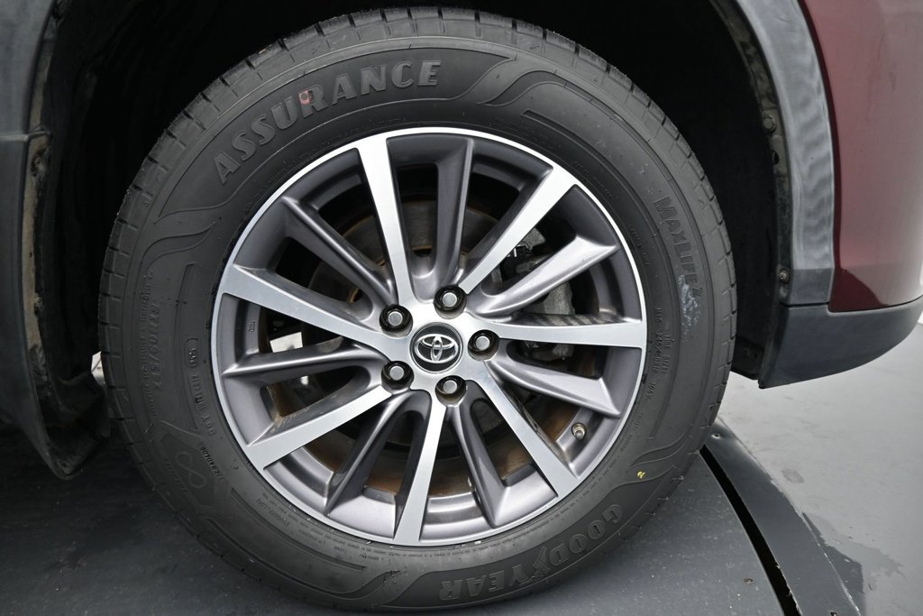 Used 2018 Toyota Highlander XLE AWD/4WD image 11