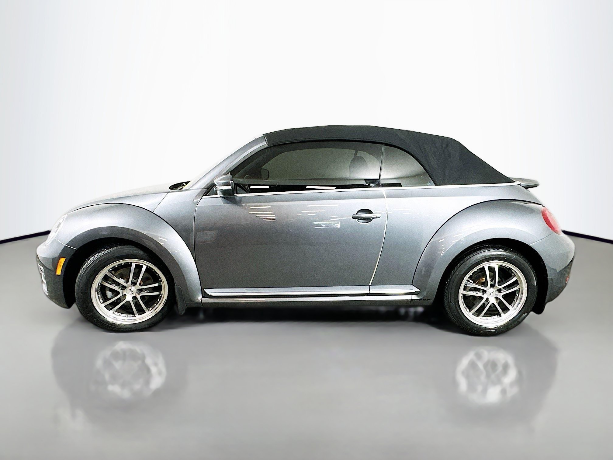 Used 2019 Volkswagen Beetle 2.0T SE FWD image 4