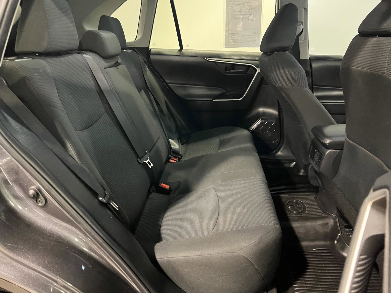 Used 2022 Toyota RAV4 LE AWD/4WD image 31