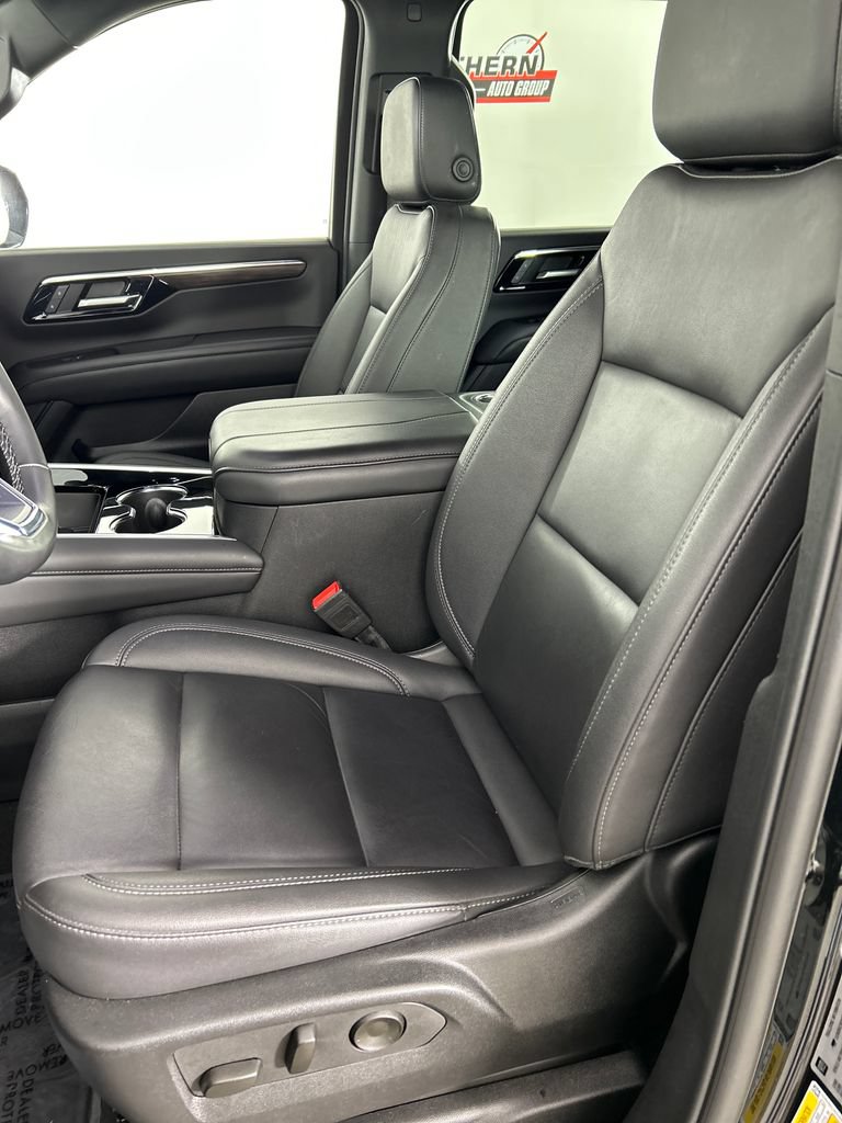 Used 2025 Chevrolet Suburban LT AWD/4WD image 12