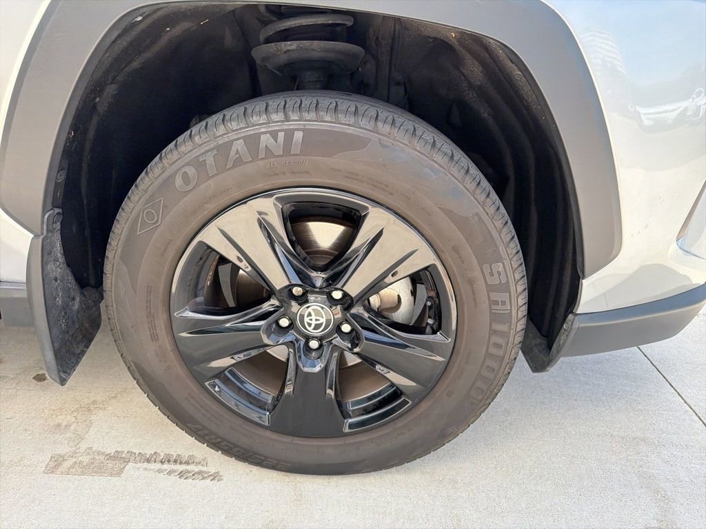 Used 2022 Toyota RAV4 XLE AWD/4WD image 14