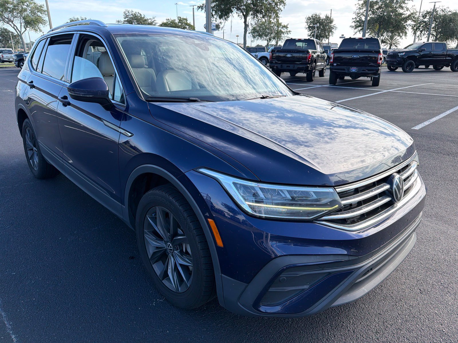 Used 2023 Volkswagen Tiguan SE FWD image 1