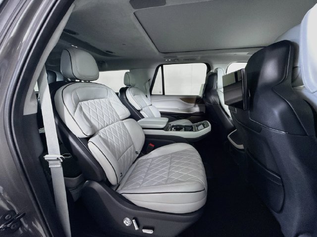 Used 2025 Lincoln Navigator L Black Label AWD/4WD image 29