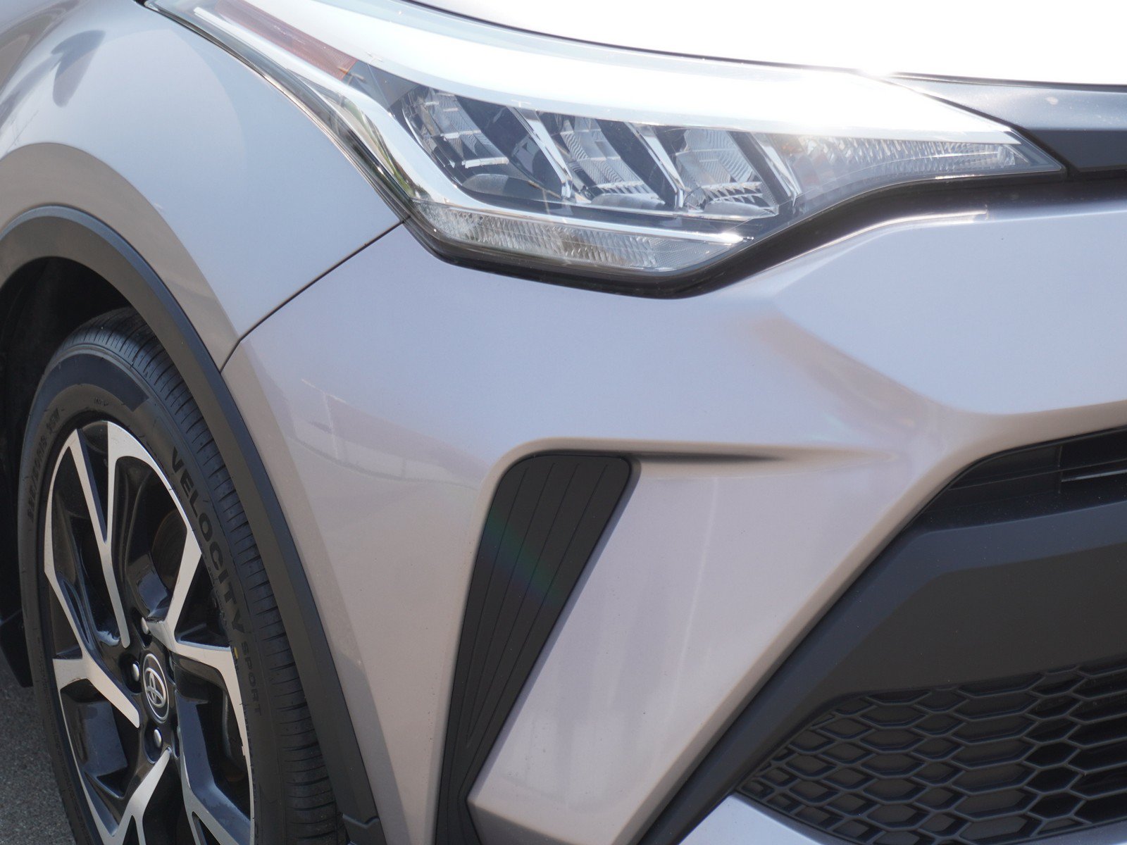 Used 2020 Toyota C-HR XLE FWD image 3
