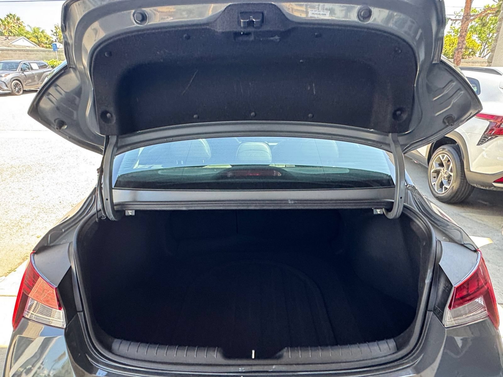 Used 2025 Hyundai Elantra Limited FWD image 34