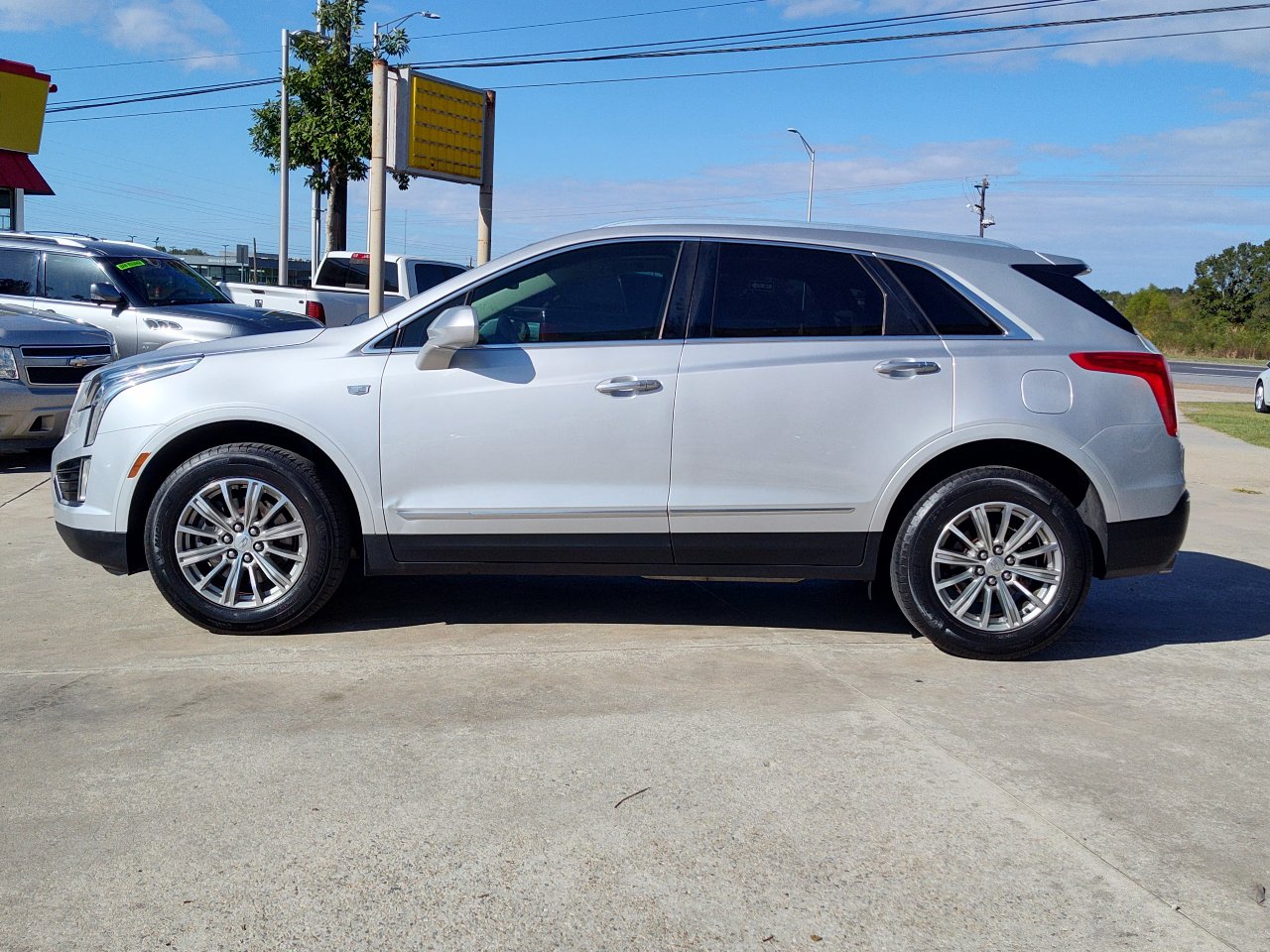 Used 2018 Cadillac XT5 Luxury w/ Driver Awareness Package image 3