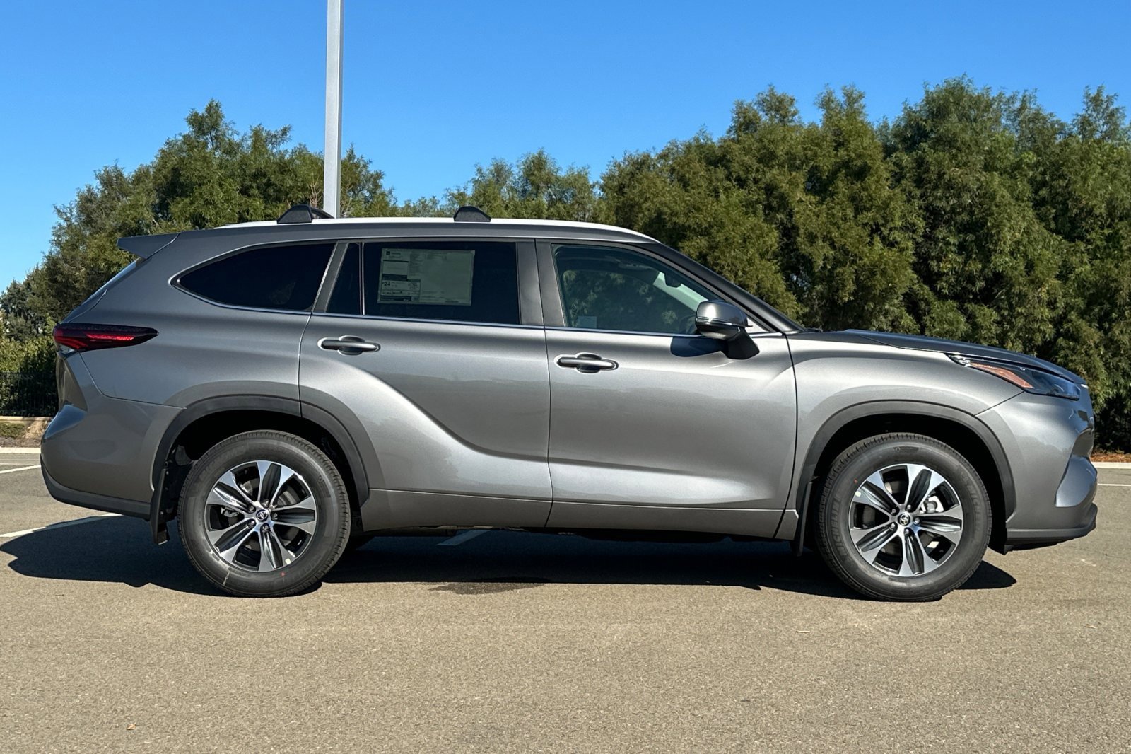 New 2026 Toyota Highlander XLE image 3