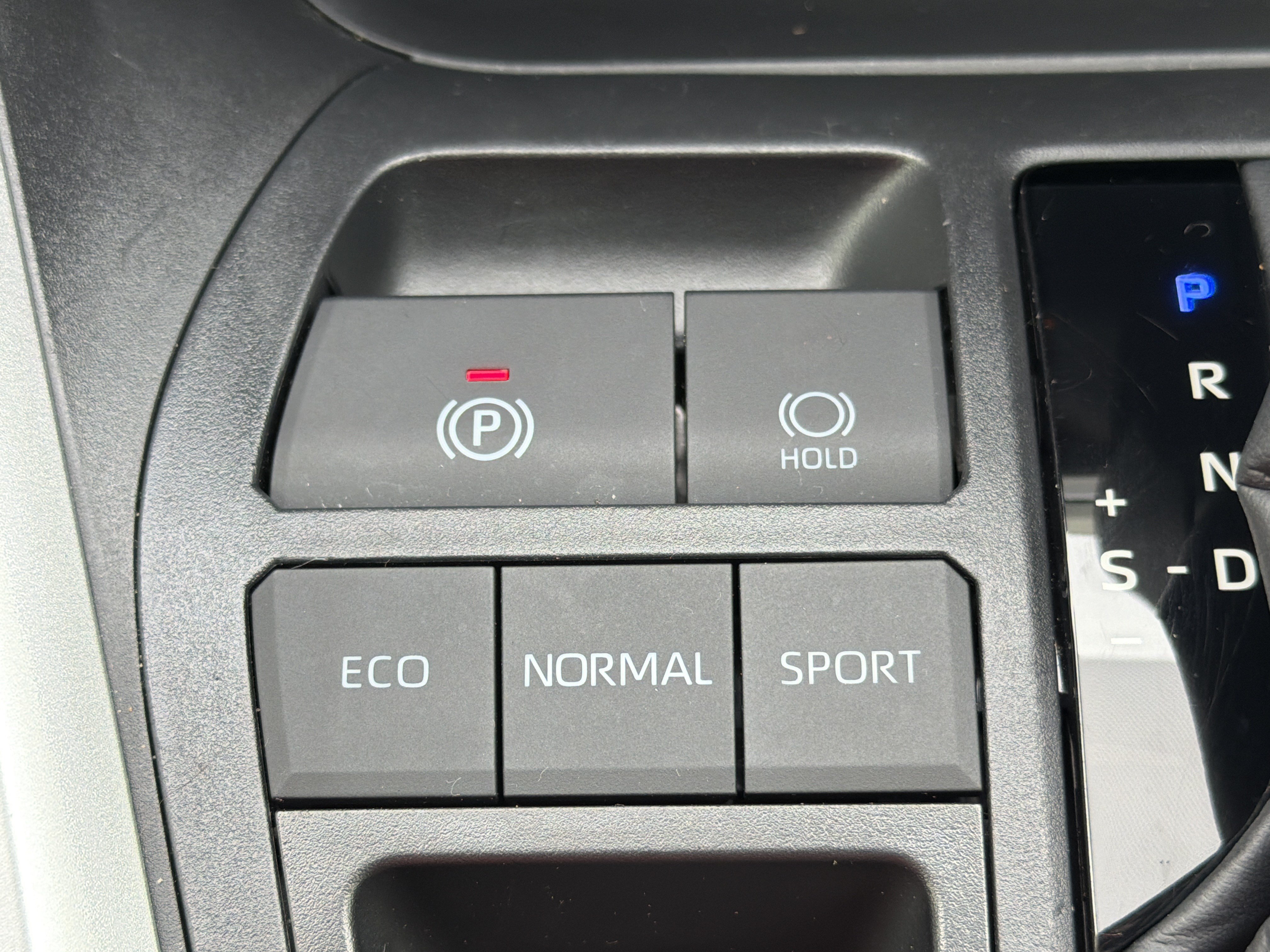 Used 2025 Toyota RAV4 XLE FWD image 10