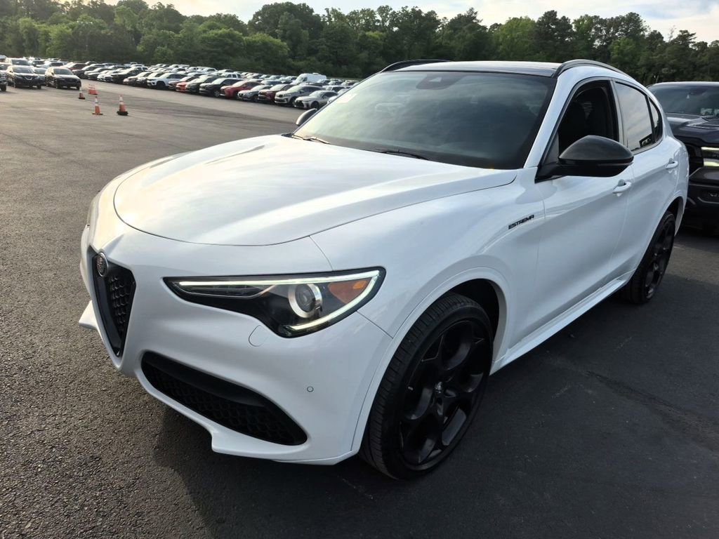 Used 2023 Alfa Romeo Stelvio Estrema AWD/4WD image 4