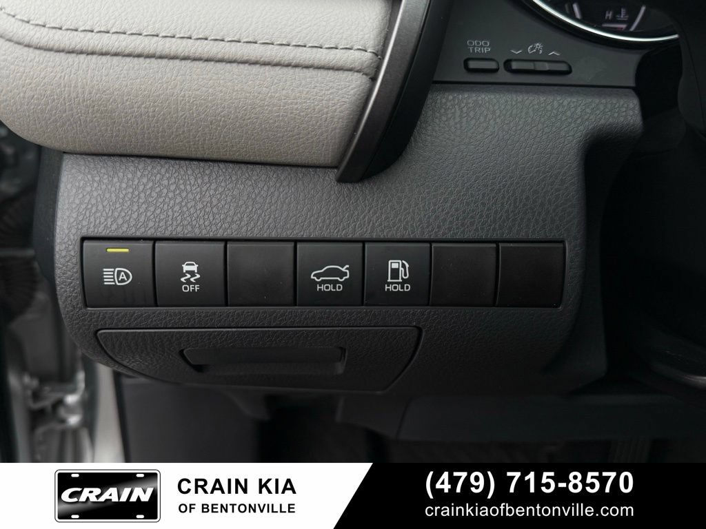 Used 2020 Toyota Camry XLE FWD image 12