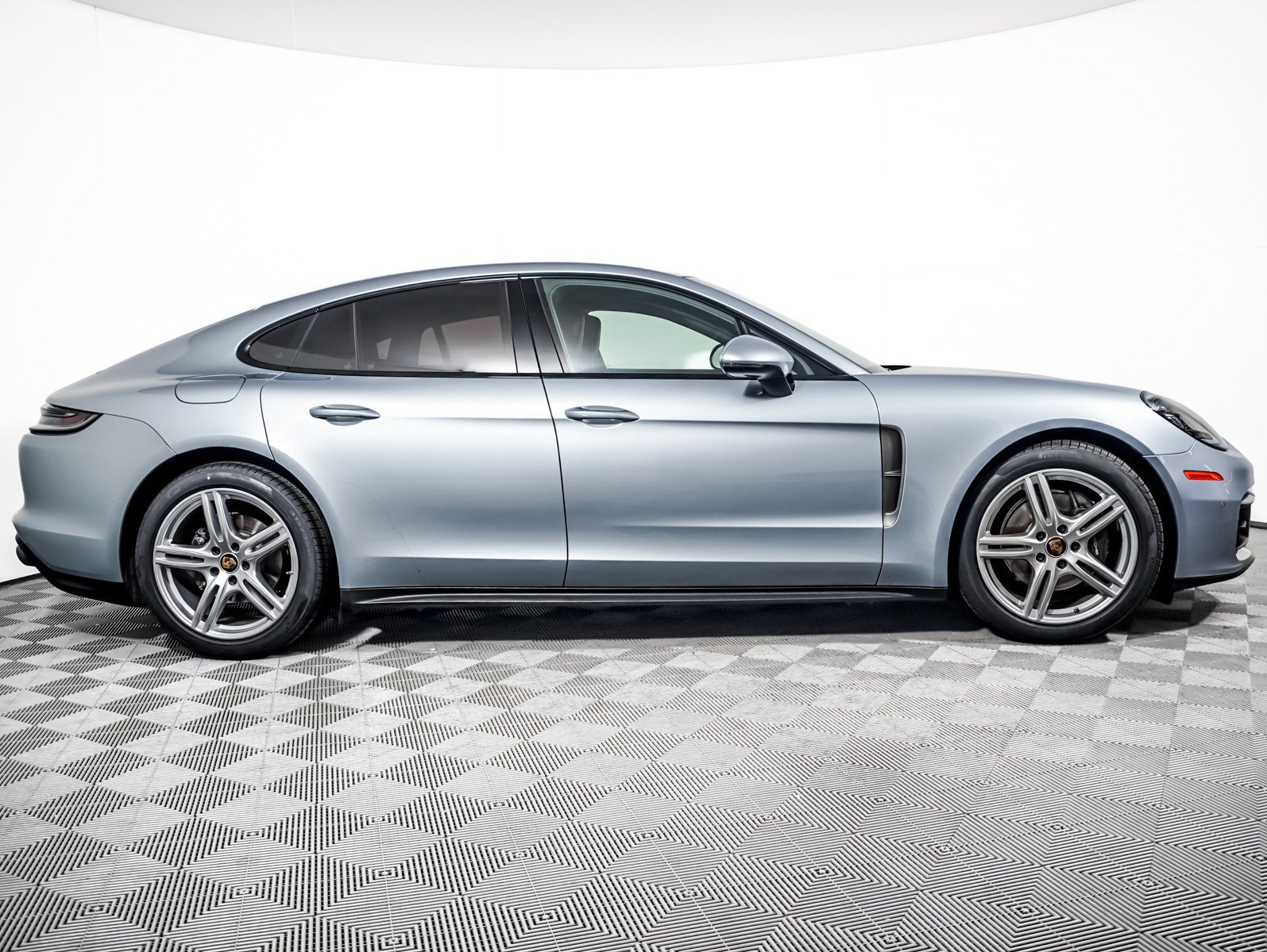 Certified 2023 Porsche Panamera 4 Platinum Edition AWD/4WD image 9